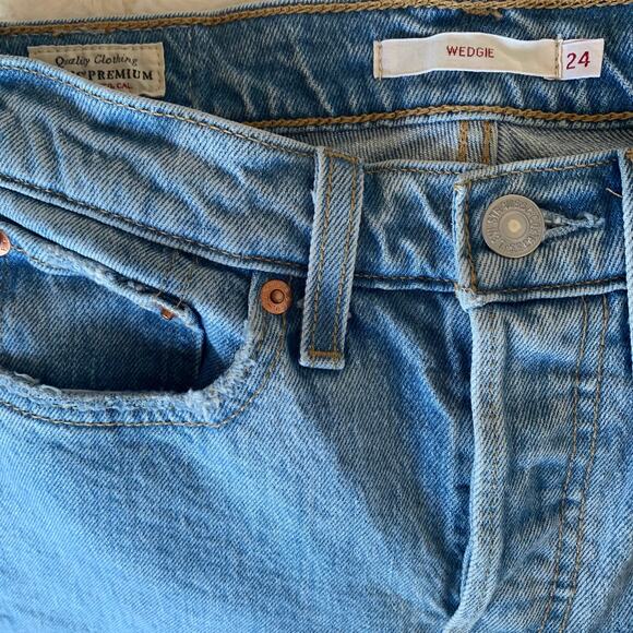 Levi's Wedgie Light Wash Raw Hem Skinny Jeans - Picture 4 of 7